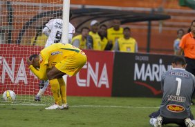 Dezinho lamenta seu gol contra durante a partida entre Corinthians x Mirassol/SP, realizada esta tarde no estdio do Pacaembu, jogo de abertura do Campeonato Paulista 2012