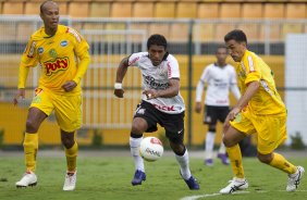 Dezinho; Paulinho e Marcio Careca durante a partida entre Corinthians x Mirassol/SP, realizada esta tarde no estdio do Pacaembu, jogo de abertura do Campeonato Paulista 2012