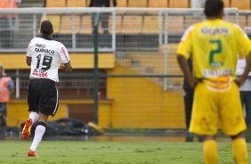 Elton comemora o primeiro gol do Corinthians durante a partida entre Corinthians x Mirassol/SP, realizada esta tarde no estádio do Pacaembu, jogo de abertura do Campeonato Paulista 2012