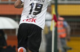 Elton comemora o primeiro gol do Corinthians durante a partida entre Corinthians x Mirassol/SP, realizada esta tarde no estdio do Pacaembu, jogo de abertura do Campeonato Paulista 2012