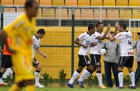 Elton comemora o primeiro gol do Corinthians durante a partida entre Corinthians x Mirassol/SP, realizada esta tarde no estdio do Pacaembu, jogo de abertura do Campeonato Paulista 2012