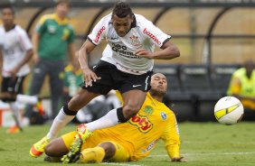 Elton e Esley durante a partida entre Corinthians x Mirassol/SP, realizada esta tarde no estdio do Pacaembu, jogo de abertura do Campeonato Paulista 2012