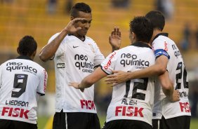 Elton que fez o primeiro cumprimenta Alex no segundo gol do Corinthians durante a partida entre Corinthians x Mirassol/SP, realizada esta tarde no estdio do Pacaembu, jogo de abertura do Campeonato Paulista 2012