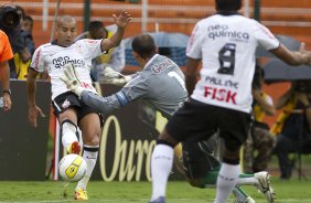 Emerson e Fernando Leal durante a partida entre Corinthians x Mirassol/SP, realizada esta tarde no estádio do Pacaembu, jogo de abertura do Campeonato Paulista 2012