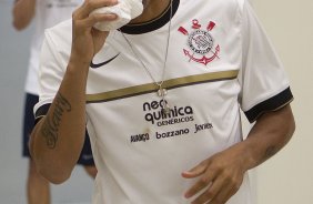 Emerson nos vestiários antes da partida entre Corinthians x Mirassol/SP, realizada esta tarde no estádio do Pacaembu, jogo de abertura do Campeonato Paulista 2012