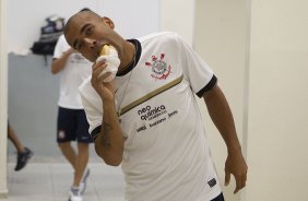 Emerson nos vestiários antes da partida entre Corinthians x Mirassol/SP, realizada esta tarde no estádio do Pacaembu, jogo de abertura do Campeonato Paulista 2012
