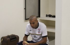 Emerson nos vestiários antes da partida entre Corinthians x Mirassol/SP, realizada esta tarde no estádio do Pacaembu, jogo de abertura do Campeonato Paulista 2012