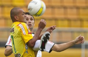 Esley e Paulo Andr durante a partida entre Corinthians x Mirassol/SP, realizada esta tarde no estdio do Pacaembu, jogo de abertura do Campeonato Paulista 2012