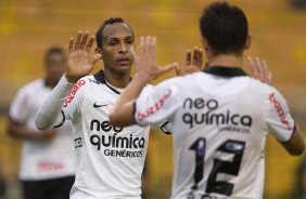 Liedson comemora com Alex segundo gol do Corinthians durante a partida entre Corinthians x Mirassol/SP, realizada esta tarde no estdio do Pacaembu, jogo de abertura do Campeonato Paulista 2012