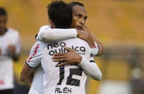 Liedson cumprimenta Alex no segundo gol do Corinthians durante a partida entre Corinthians x Mirassol/SP, realizada esta tarde no estdio do Pacaembu, jogo de abertura do Campeonato Paulista 2012