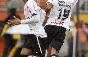 Liedson e Elton comemora primeiro gol do Corinthians durante a partida entre Corinthians x Mirassol/SP, realizada esta tarde no estádio do Pacaembu, jogo de abertura do Campeonato Paulista 2012