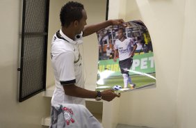 Liedson nos vestiários antes da partida entre Corinthians x Mirassol/SP, realizada esta tarde no estádio do Pacaembu, jogo de abertura do Campeonato Paulista 2012