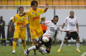 Matheus derruba Liedson durante a partida entre Corinthians x Mirassol/SP, realizada esta tarde no estádio do Pacaembu, jogo de abertura do Campeonato Paulista 2012
