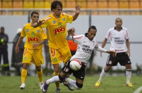 Matheus derruba Liedson durante a partida entre Corinthians x Mirassol/SP, realizada esta tarde no estdio do Pacaembu, jogo de abertura do Campeonato Paulista 2012