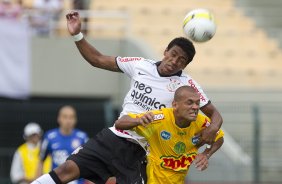 Paulinho e Eslei durante a partida entre Corinthians x Mirassol/SP, realizada esta tarde no estdio do Pacaembu, jogo de abertura do Campeonato Paulista 2012