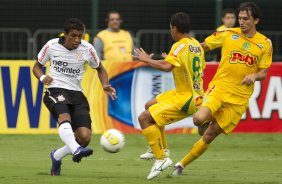 Paulinho e Gilsinho durante a partida entre Corinthians x Mirassol/SP, realizada esta tarde no estádio do Pacaembu, jogo de abertura do Campeonato Paulista 2012