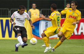 Paulinho e Gilsinho durante a partida entre Corinthians x Mirassol/SP, realizada esta tarde no estdio do Pacaembu, jogo de abertura do Campeonato Paulista 2012