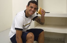 Ramon nos vestiários antes da partida entre Corinthians x Mirassol/SP, realizada esta tarde no estádio do Pacaembu, jogo de abertura do Campeonato Paulista 2012