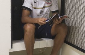 Wallace nos vestiários antes da partida entre Corinthians x Mirassol/SP, realizada esta tarde no estádio do Pacaembu, jogo de abertura do Campeonato Paulista 2012