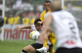 Willian e Marcio Careca durante a partida entre Corinthians x Mirassol/SP, realizada esta tarde no estdio do Pacaembu, jogo de abertura do Campeonato Paulista 2012