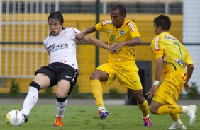 Willian; Eric e Alex Silva durante a partida entre Corinthians x Mirassol/SP, realizada esta tarde no estdio do Pacaembu, jogo de abertura do Campeonato Paulista 2012