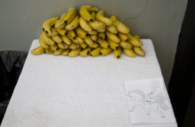 Bananas para os jogadores nos vestirios antes da partida entre Corinthians x Fluminense, realizada esta manh no estdio do Pacaembu, deciso da Copa So Paulo de Juniores 2012