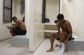 Denner e Gomes nos vestirios antes da partida entre Corinthians x Fluminense, realizada esta manh no estdio do Pacaembu, deciso da Copa So Paulo de Juniores 2012