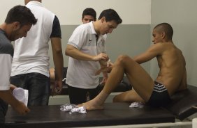 O zagueiro Marquinhos nos vestirios antes da partida entre Corinthians x Fluminense, realizada esta manh no estdio do Pacaembu, deciso da Copa So Paulo de Juniores 2012