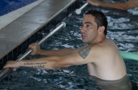 Chico durante o treino de recuperao na piscina esta tarde no CT Joaquim Grava, no Parque Ecolgico do Tiete. O prximo jogo da equipe ser 29/01, contra o Linense, no estdio do Pacaembu pela 3 rodada do Campeonato Paulista 2012