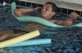 Fabio Santos durante o treino de recuperao na piscina esta tarde no CT Joaquim Grava, no Parque Ecolgico do Tiete. O prximo jogo da equipe ser 29/01, contra o Linense, no estdio do Pacaembu pela 3 rodada do Campeonato Paulista 2012