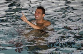 Leandro Castn durante o treino de recuperao na piscina esta tarde no CT Joaquim Grava, no Parque Ecolgico do Tiete. O prximo jogo da equipe ser 29/01, contra o Linense, no estdio do Pacaembu pela 3 rodada do Campeonato Paulista 2012