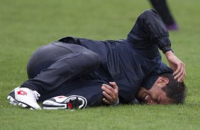 Fabio Santos cai machucado durante o treino desta tarde no CT Joaquim Grava, no Parque Ecolgico do Tiete. O prximo jogo da equipe ser 29/01, contra o Linense, no estdio do Pacaembu pela 3 rodada do Campeonato Paulista 2012