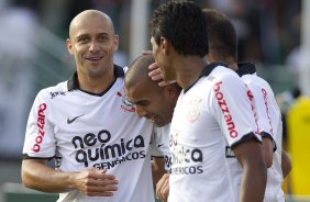 Alessando e Emerson comemoram gol gol durante a partida entre Corinthians x Linense, realizada esta tarde no estdio do Pacaembu, pela 3 rodada do Campeonato Paulista de 2012