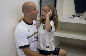 Alessandro com a filha Ana Clara nos vestiários antes da partida entre Corinthians x Linense, realizada esta tarde no estádio do Pacaembu, pela 3ª rodada do Campeonato Paulista de 2012