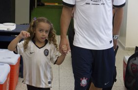 Alessandro com a filha Ana Clara nos vestiários antes da partida entre Corinthians x Linense, realizada esta tarde no estádio do Pacaembu, pela 3ª rodada do Campeonato Paulista de 2012
