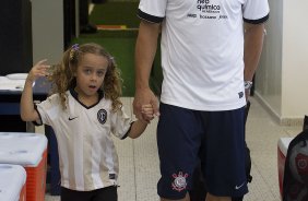 Alessandro com a filha Ana Clara nos vestiários antes da partida entre Corinthians x Linense, realizada esta tarde no estádio do Pacaembu, pela 3ª rodada do Campeonato Paulista de 2012