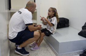 Alessandro com a filha Ana Clara nos vestiários antes da partida entre Corinthians x Linense, realizada esta tarde no estádio do Pacaembu, pela 3ª rodada do Campeonato Paulista de 2012