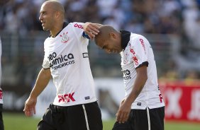 Alessandro comememora gol de Emerson durante a partida entre Corinthians x Linense, realizada esta tarde no estdio do Pacaembu, pela 3 rodada do Campeonato Paulista de 2012