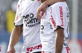 Alessandro e Emerson comemoram gol durante a partida entre Corinthians x Linense, realizada esta tarde no estdio do Pacaembu, pela 3 rodada do Campeonato Paulista de 2012