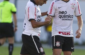 Alex comemora gol com Emerson durante a partida entre Corinthians x Linense, realizada esta tarde no estdio do Pacaembu, pela 3 rodada do Campeonato Paulista de 2012