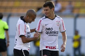 Alex cumprimenta Emerson aps o seu gol durante a partida entre Corinthians x Linense, realizada esta tarde no estdio do Pacaembu, pela 3 rodada do Campeonato Paulista de 2012