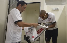 Chicão pede autografo para Emerson nos vestiários antes da partida entre Corinthians x Linense, realizada esta tarde no estádio do Pacaembu, pela 3ª rodada do Campeonato Paulista de 2012