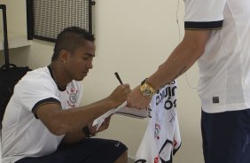 Chicão pede autografo para Jorge Henrique nos vestiários antes da partida entre Corinthians x Linense, realizada esta tarde no estádio do Pacaembu, pela 3ª rodada do Campeonato Paulista de 2012