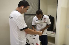 Chico pede autografo para Liedson nos vestirios antes da partida entre Corinthians x Linense, realizada esta tarde no estdio do Pacaembu, pela 3 rodada do Campeonato Paulista de 2012
