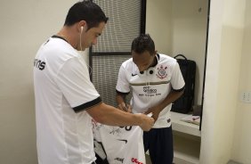 Chicão pede autografo para Liedson nos vestiários antes da partida entre Corinthians x Linense, realizada esta tarde no estádio do Pacaembu, pela 3ª rodada do Campeonato Paulista de 2012