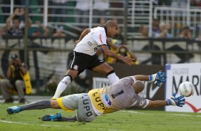 Emerson chuta em cima do goleiro Douglas durante a partida entre Corinthians x Linense, realizada esta tarde no estdio do Pacaembu, pela 3 rodada do Campeonato Paulista de 2012
