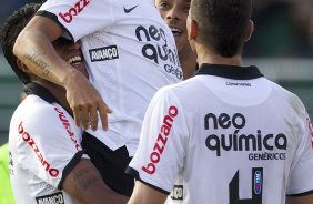 Emerson comemora gol durante a partida entre Corinthians x Linense, realizada esta tarde no estdio do Pacaembu, pela 3 rodada do Campeonato Paulista de 2012