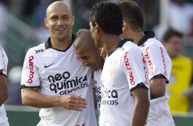 Jogadores comemoram gol durante a partida entre Corinthians x Linense, realizada esta tarde no estdio do Pacaembu, pela 3 rodada do Campeonato Paulista de 2012