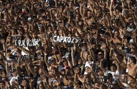 Torcida do Corinthians durante a partida entre Corinthians x Linense, realizada esta tarde no estdio do Pacaembu, pela 3 rodada do Campeonato Paulista de 2012