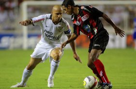 Alessandro do Corinthians disputa a bola com o jogador Chapinha do Ituano durante partida vlida pelo Campeonato Paulista realizada em Itu, Brasil